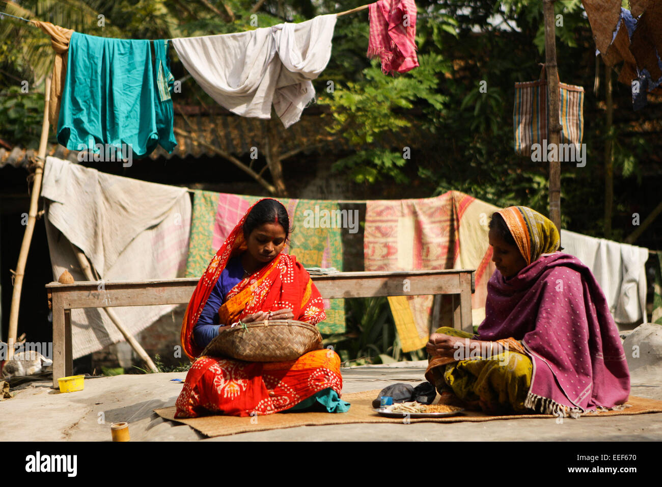 (150117) -- Calcutta, le 17 janvier 2015 (Xinhua) -- Les villageois roll cigarettes dans un village près de Diamond Harbour au Bengale occidental, en Inde, le 16 janvier 2015. En dépit de l'environnement paisible dans les villages à la campagne du delta du Gange, la vie apporte la population locale un revenu moyen de moins de 100 roupies (environ 1,6 dollars américains) par jour. En raison de la mauvaise et manque de l'industrie des transports, les villageois gagnent leur pain et beurre en faisant des travaux à forte intensité de main-d'telles que la collecte des jus à partir de palmiers, l'agriculture saisonnière et les cigarettes roulées à la main, ce qui rend les villages au delta du Gange, l'un des pauvres Banque D'Images