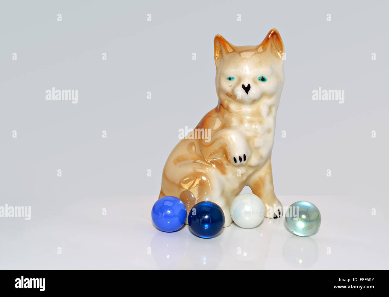 Figurine en porcelaine d'un chien qui est jouer avec des billes Banque D'Images