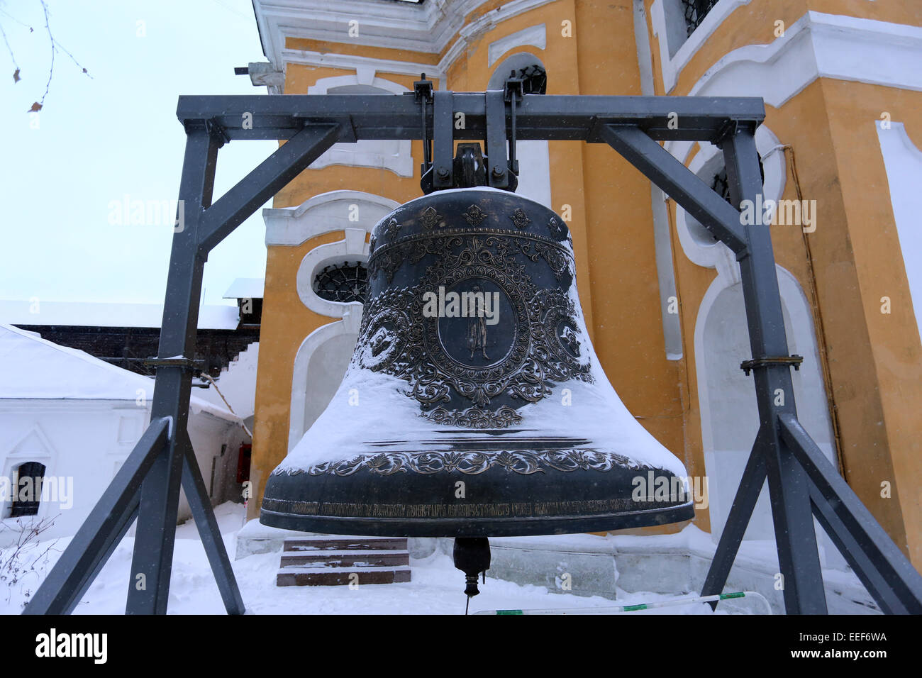 Une grosse cloche accrochée à un socle en bois dans le monastère de Novospassky à Moscou Banque D'Images