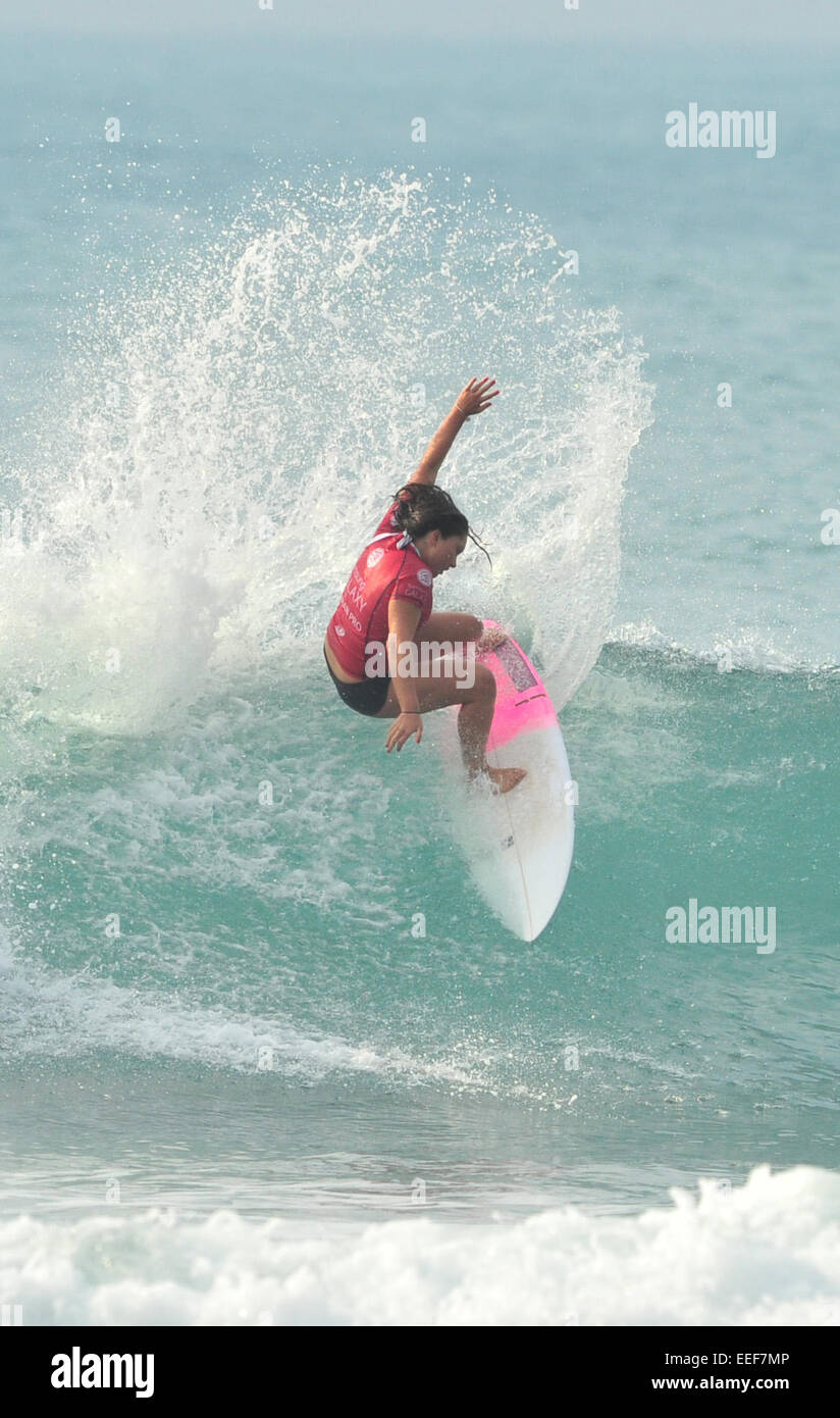 Shimei Bay, province de Hainan en Chine. 17 Jan, 2015. Sarah Mason de la Nouvelle-Zélande est en concurrence pendant l'Assemblée Six Étoiles admissibles d'Femmes Shortboard Surf Contests à Wanning, Chine du sud, province de Hainan, du 17 janvier 2015 sur. Près de 70 internautes du monde entier ont participé à l'événement de deux jours. Crédit : Yang Guanyu/Xinhua/Alamy Live News Banque D'Images