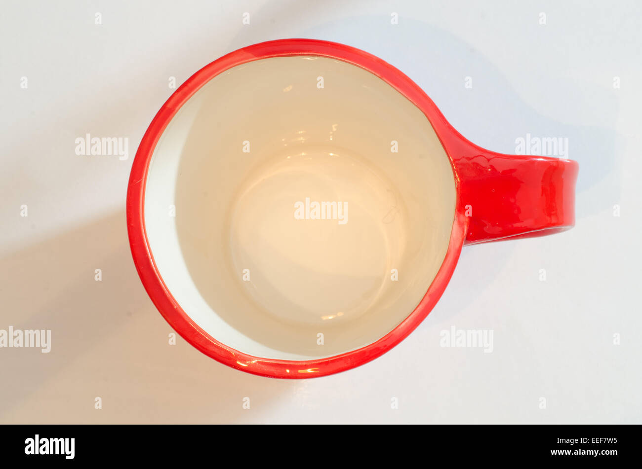 Tasse rouge sur fond blanc Banque D'Images