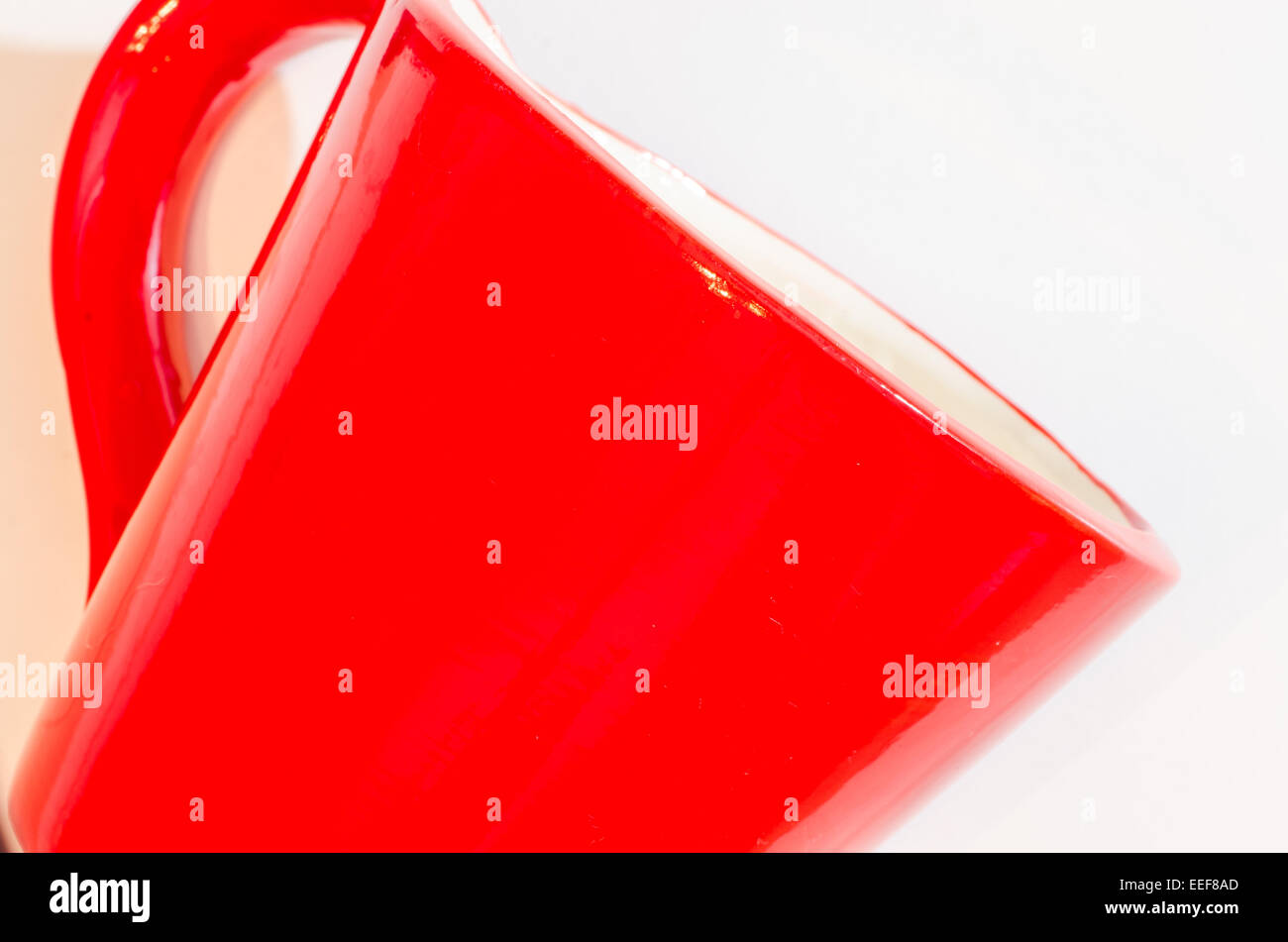 Tasse rouge sur fond blanc Banque D'Images