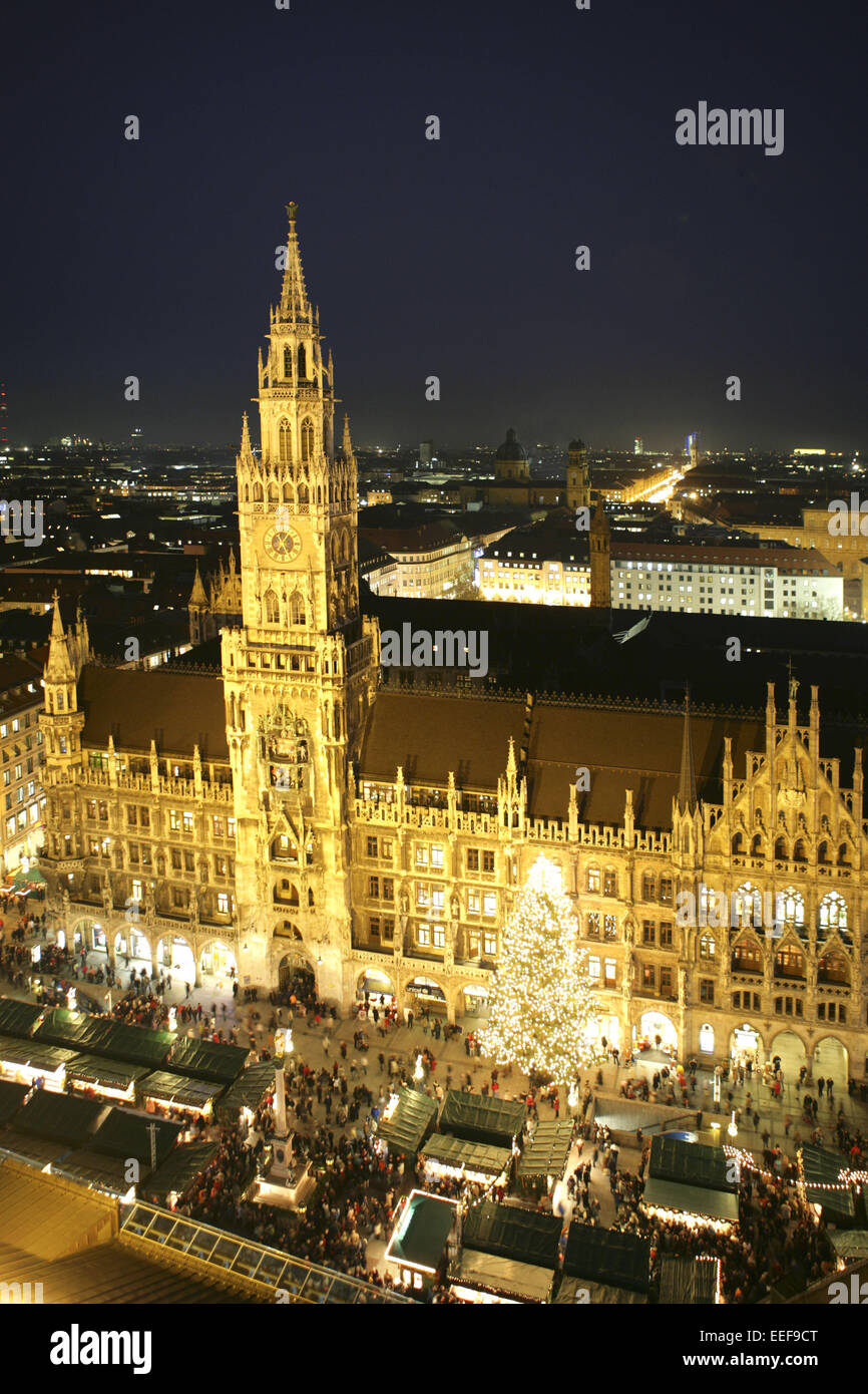 Deutschland München Marienplatz Weihnachtsmarkt Uebersicht Bayern Abend Adventszeit Weihnachtszeit Stadt Stadtansicht Innenstad Banque D'Images