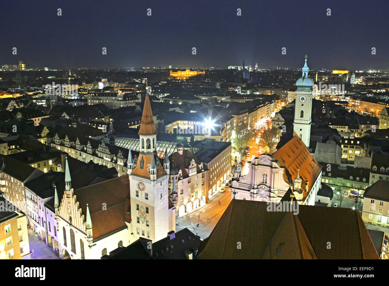 Deutschland München Bayern Abend Marienplatz Innenstadt Stadtansicht Stadt beleuchtet Altes Rathaus Heilig Geist Kirche Tal *** Banque D'Images