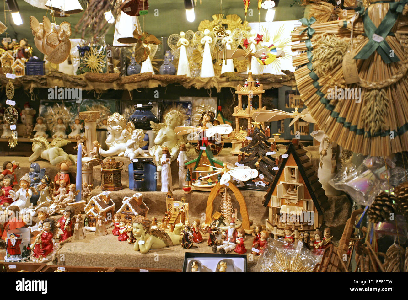Deutschland München München Nacht aussen beleuchtet Bayern Adventszeit Weihnachtszeit Weihnachtsmarkt Weihnachten Marktstand ** Banque D'Images