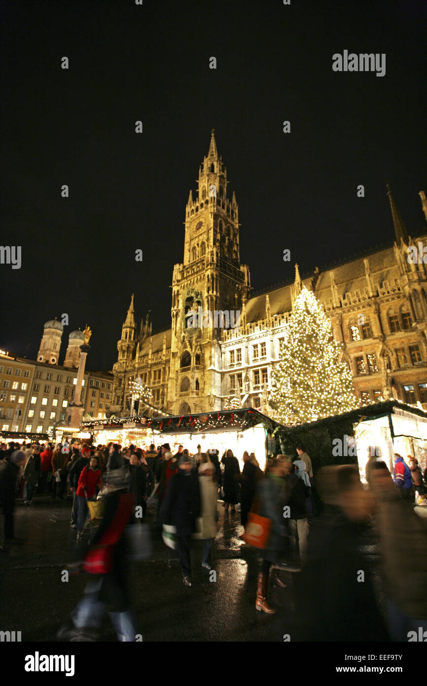 Deutschland München München Nacht aussen beleuchtet Bayern Adventszeit Weihnachtszeit Weihnachtsmarkt Weihnachten Marktstand Ch Banque D'Images