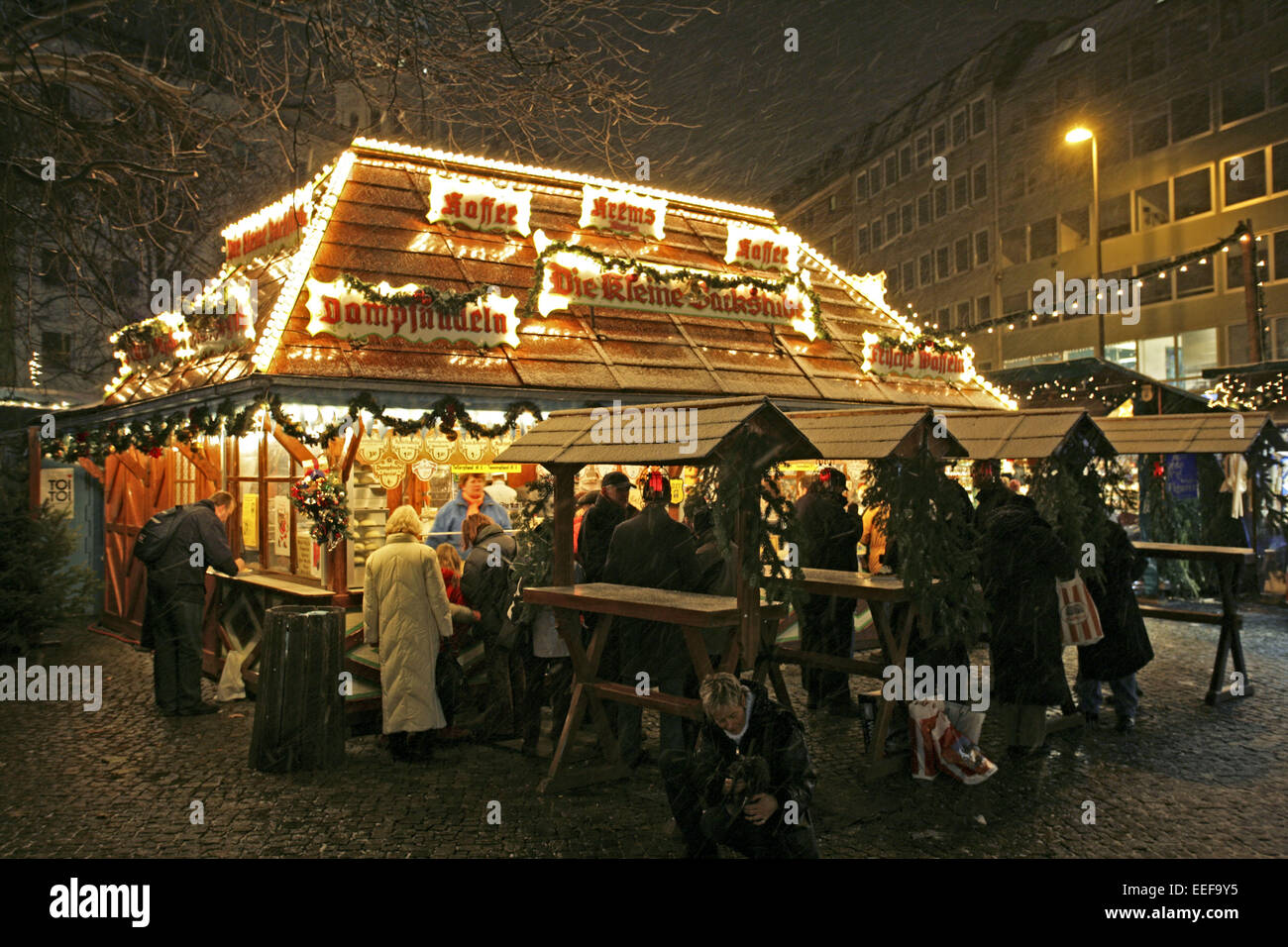 Deutschland München München Nacht aussen beleuchtet Bayern Adventszeit Weihnachtszeit Weihnachtsmarkt Weihnachten Im Marktstand Banque D'Images