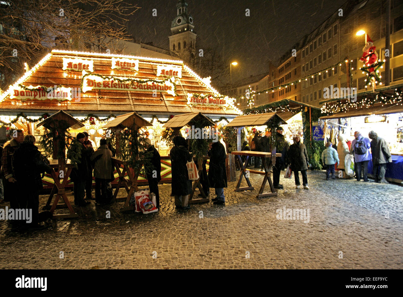 Deutschland München München Nacht aussen beleuchtet Bayern Adventszeit Weihnachtszeit Weihnachtsmarkt Weihnachten Im Marktstand Banque D'Images