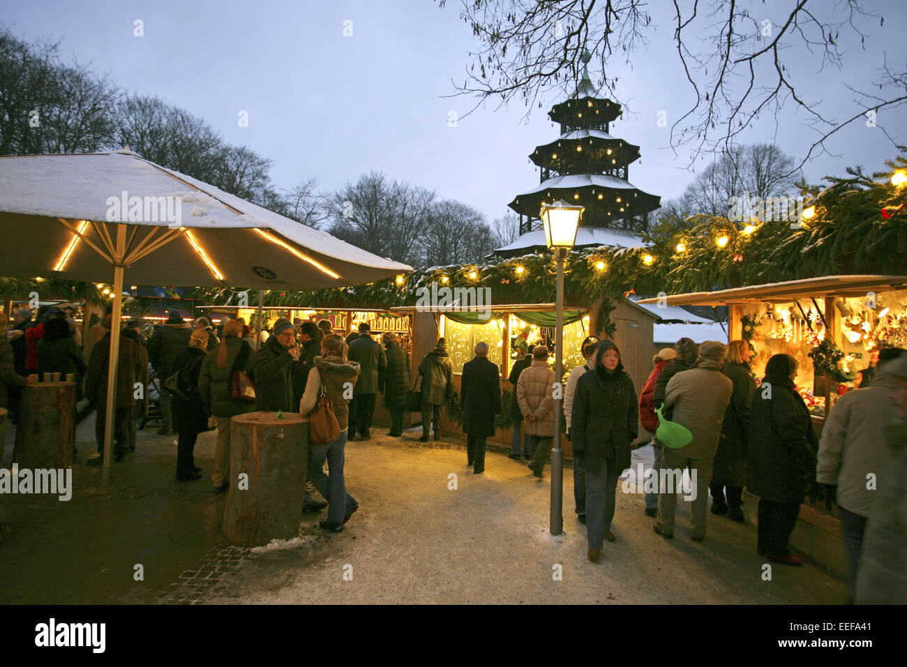 Deutschland München München Bayern Adventszeit Weihnachtszeit aussen beleuchtet Weihnachtsmarkt Weihnachten Englischer Garten M Banque D'Images