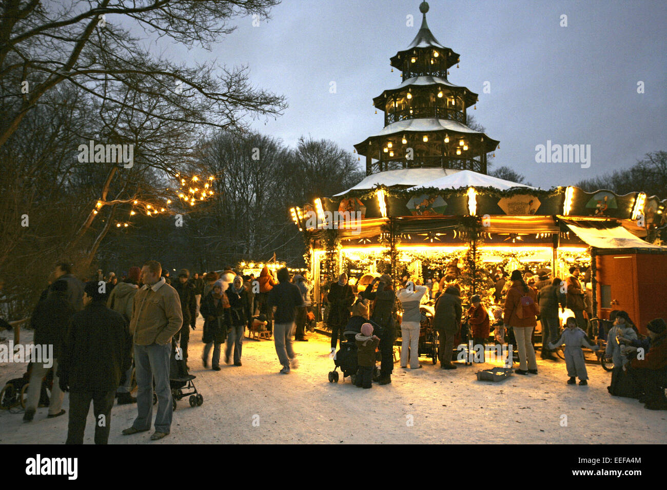 Deutschland München München Bayern Adventszeit Weihnachtszeit aussen beleuchtet Weihnachtsmarkt Weihnachten Englischer Garten M Banque D'Images