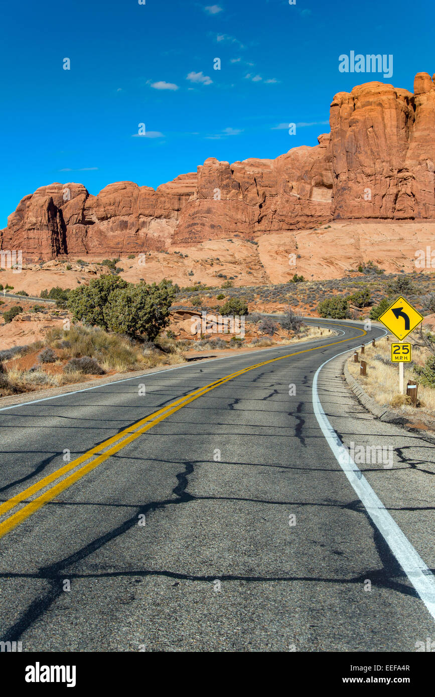 Route sinueuse dans un paysage désertique, Utah, USA Banque D'Images