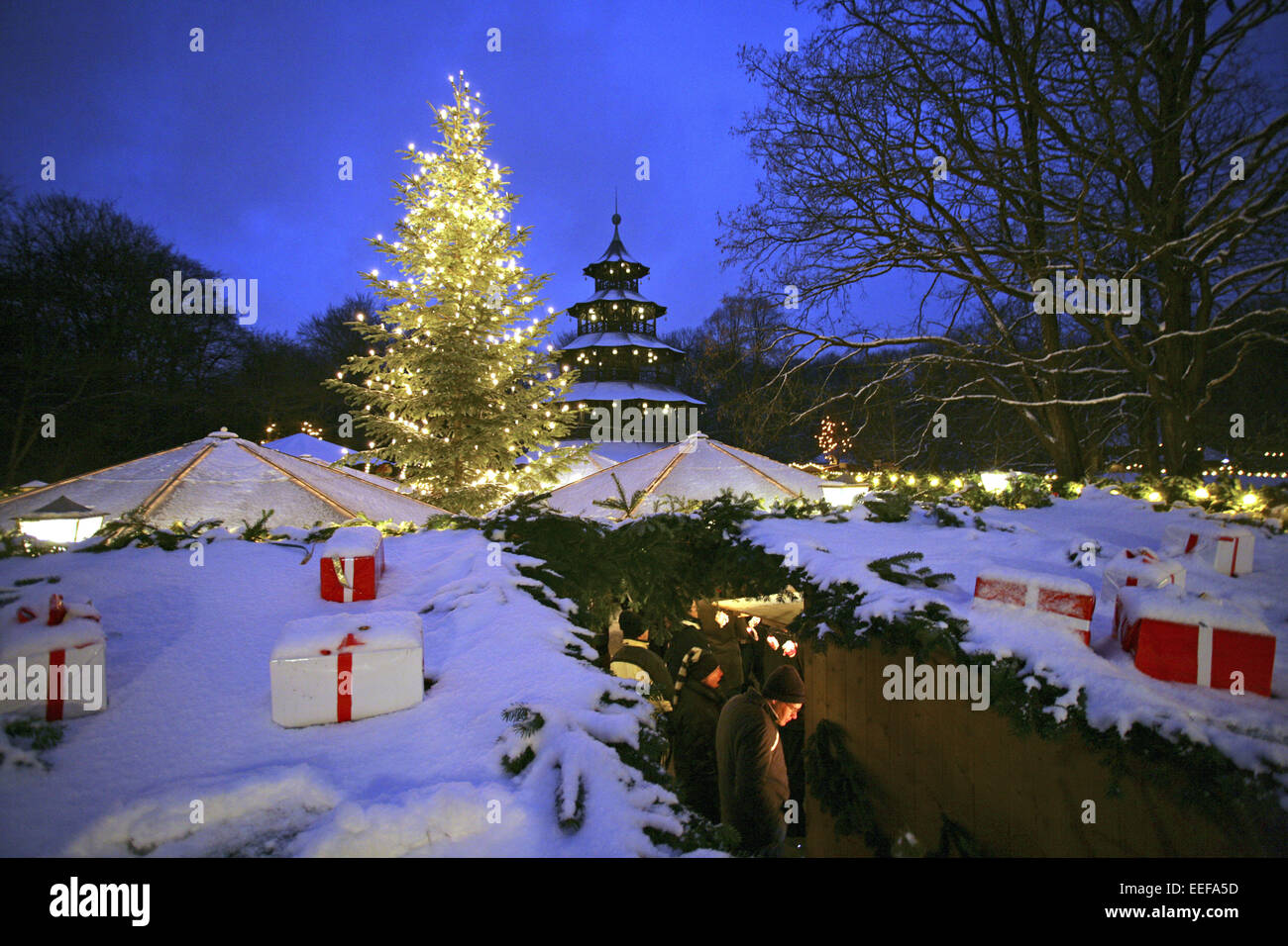 Deutschland München München Bayern Adventszeit Weihnachtszeit aussen beleuchtet Weihnachtsmarkt Weihnachten Englischer Garten M Banque D'Images