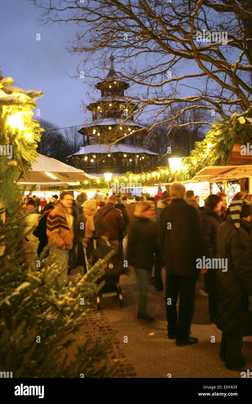 Deutschland München München Bayern Adventszeit Weihnachtszeit aussen beleuchtet Weihnachtsmarkt Weihnachten Englischer Garten M Banque D'Images