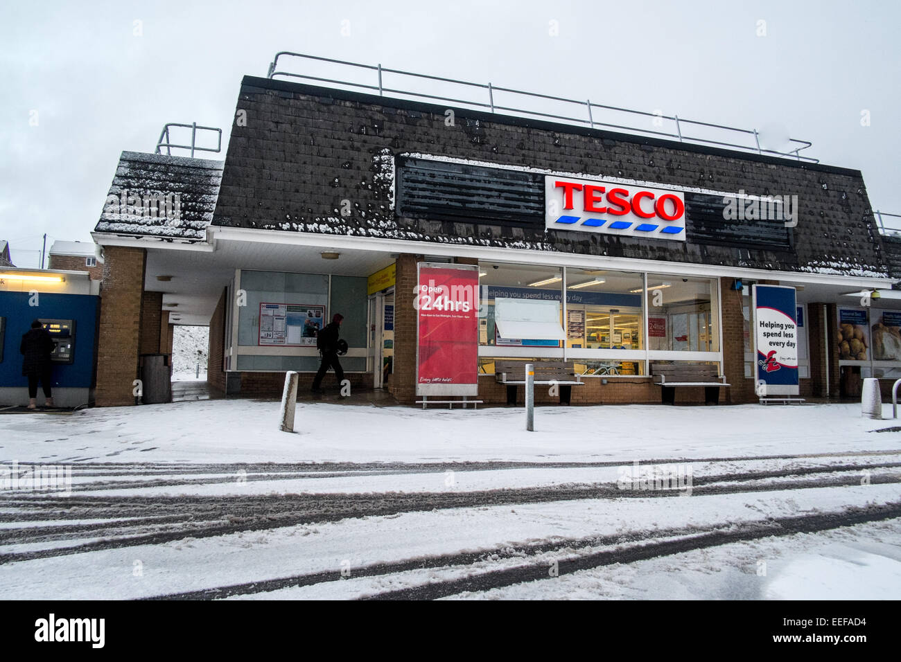Bradford West Yorkshire 17 janvier 2015 UK Shoppers Météo à Bradford pas detered par chute de neige nuit Crédit : Paul Chambers/Alamy Live News Banque D'Images