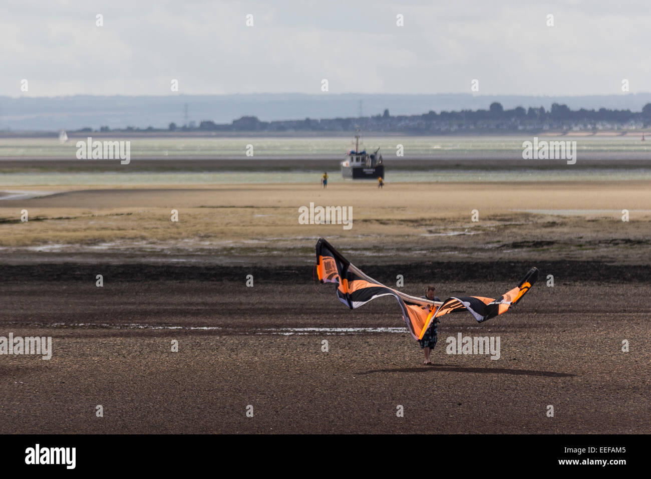 Kiteboarder à marée basse, Southend-on-Sea, Angleterre, Royaume-Uni Banque D'Images