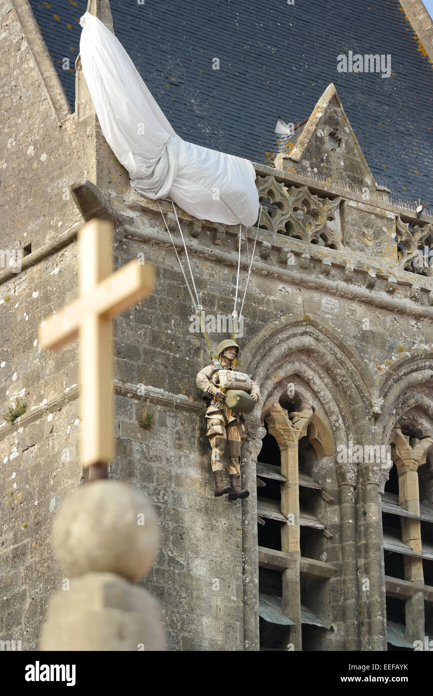 D-Day Memorial de parachute à l'église de Sainte-Mère-Eglise, en Normandie Banque D'Images