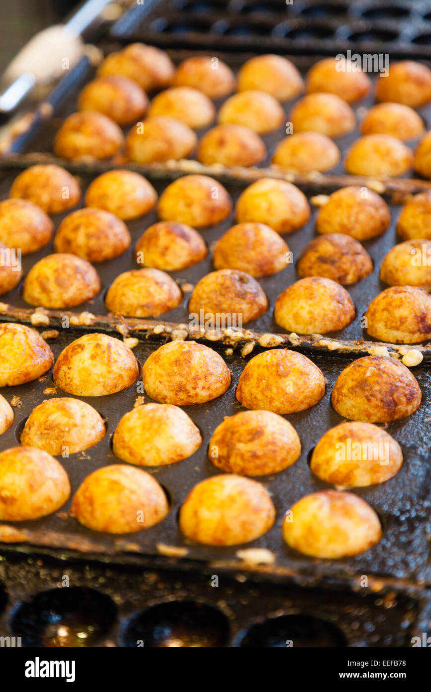 Poulpe Takoyaki - ball, une alimentation de rue japonais populaire Banque D'Images