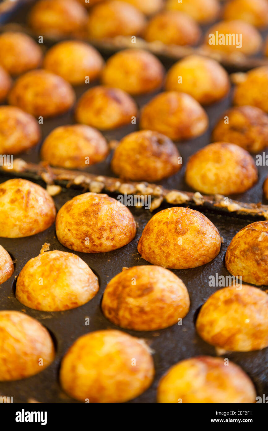 Poulpe Takoyaki - ball, une alimentation de rue japonais populaire Banque D'Images