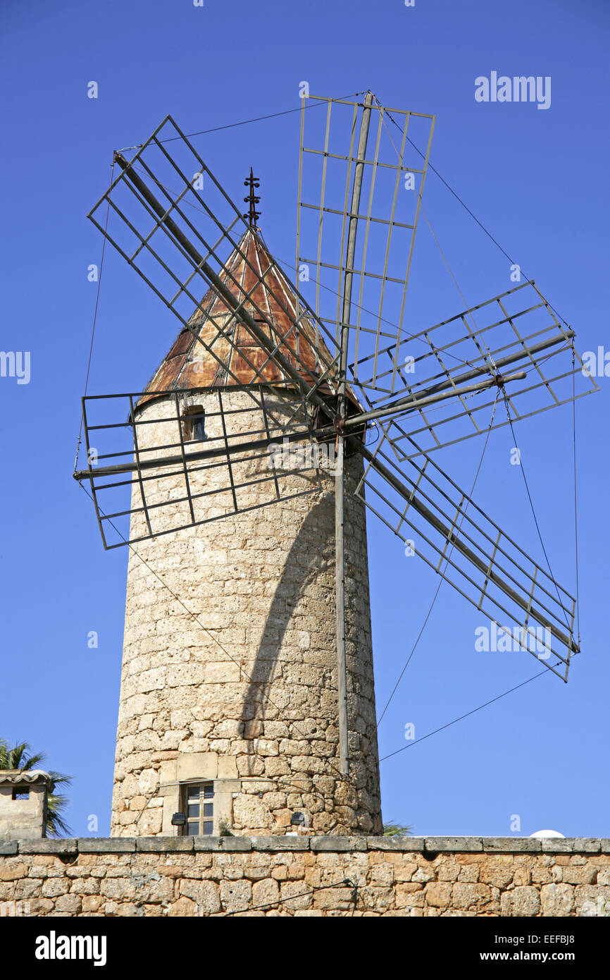 Spanien Mallorca Muehle Insel Ortschaft Baustil Landestypisch Sehenswuerdigkeit Reiseziel Tourismus Urlaub Ferien Fruehling Geog Banque D'Images