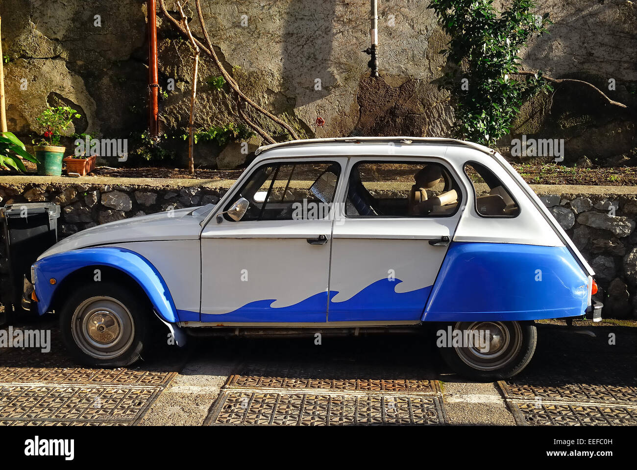 Amalfi, Italie. Une Citroën 2 CV peint avec les vagues de la mer. Banque D'Images