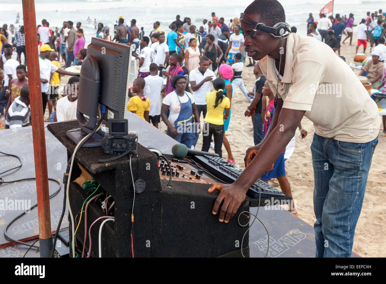 Disc Jockey sur plage de Labadi, Accra, Ghana, Afrique Banque D'Images