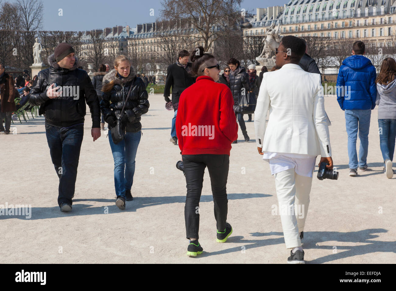 Les gens qui marchent le long du jardin des Tuileries à Paris, France Banque D'Images