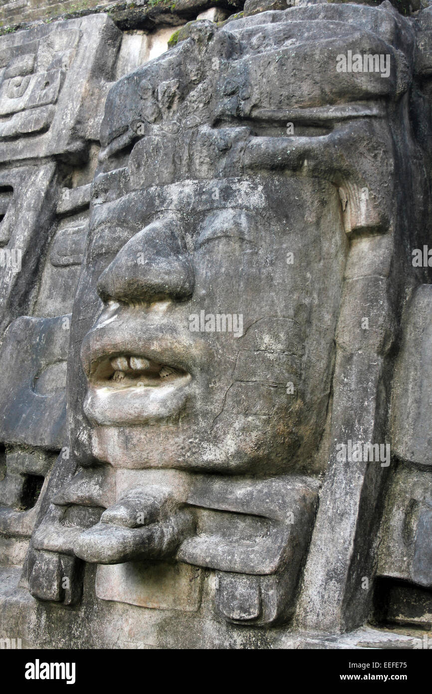 Temple de masque, Lamanai, Belize, ornée d'un masque en pierre de 13 pieds d'un ancien roi Maya Banque D'Images