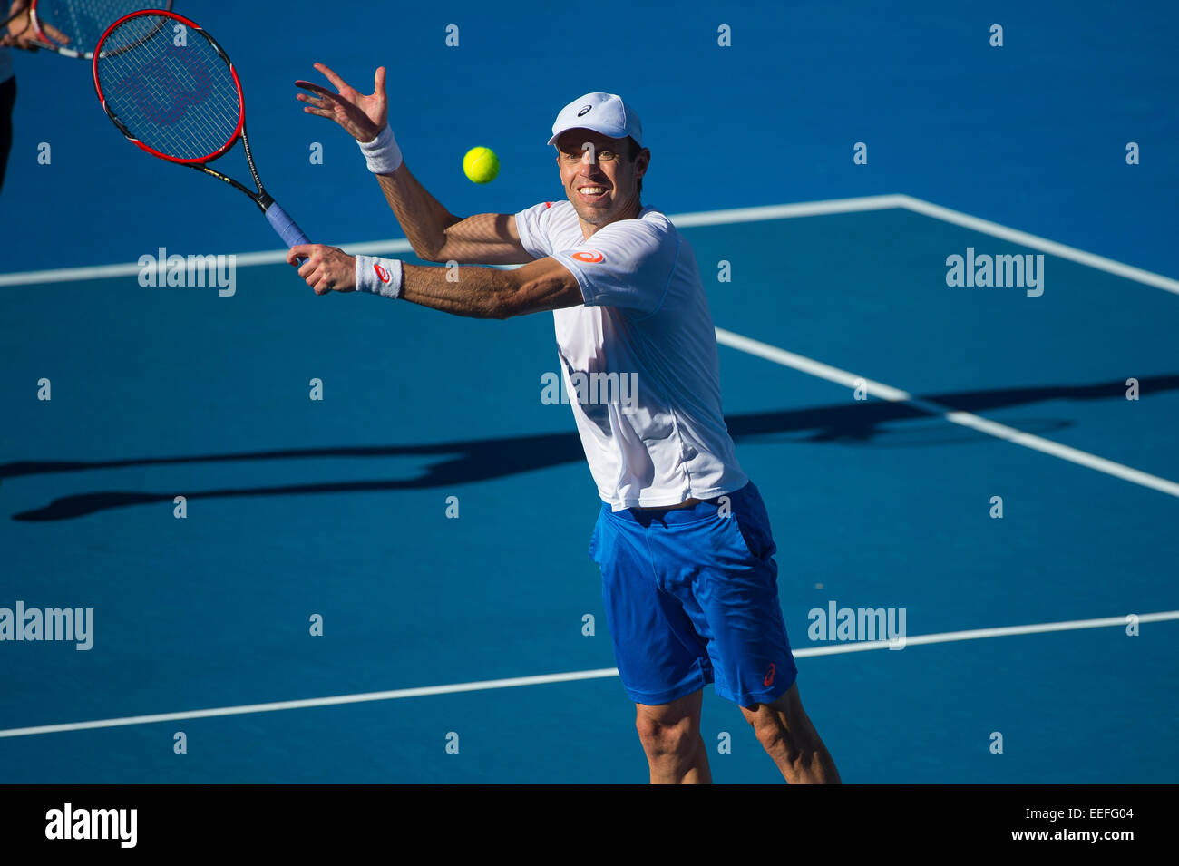 Sydney, Australie. 17 Jan, 2015. Daniel Nestor joue un volley de revers. Le partenariat avec Rohan Bopanna, ont fait équipe pour gagner le Sydney International Apia 2015 titre en double masculin. Daniel Nestor et Rohan Bopanna défait Jean-Julien Rojer et Horia Tecau 6-4, 7-6(5) - Crédit : Tony Bowler/thats mon pic/Alamy Live News Banque D'Images