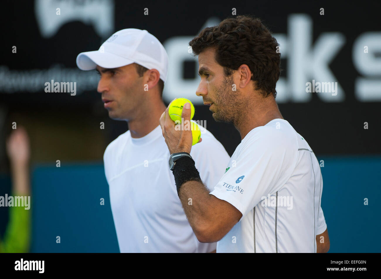 Sydney, Australie. 17 Jan, 2015. Jean-Julien Rojer et Horia Tecau, parler tactiques dans la finale du double à l'Apia Sydney International 2015 titre en double masculin. Crédit : Tony Bowler/thats mon pic/Alamy Live News Banque D'Images