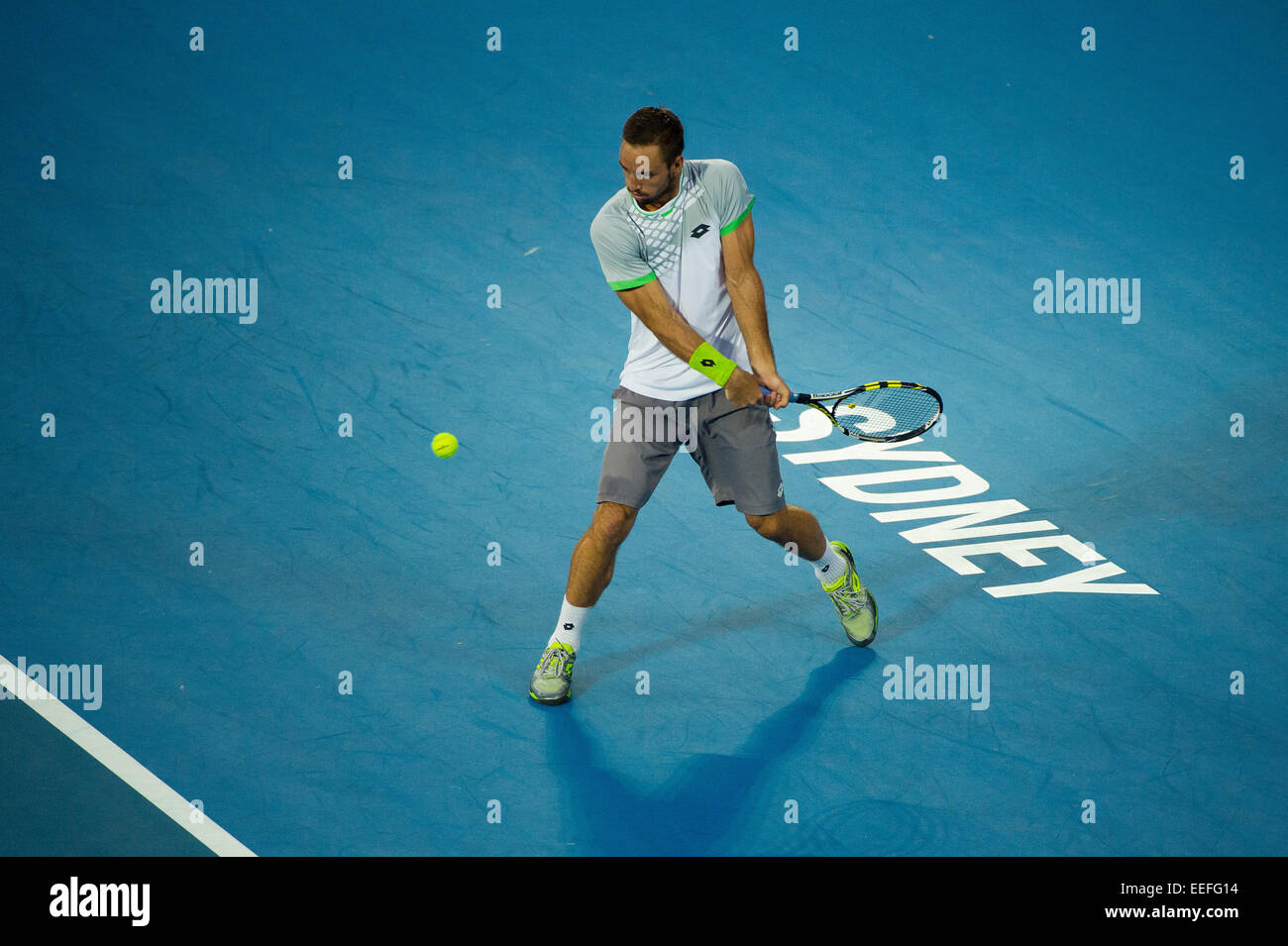 Sydney, Australie. 17 Jan, 2015. Viktor Troicki de Serbie s'étend sur un revers lors de la finale contre Mikhail Kukushkin du Kazakhstan. C'était la première finale ATP qui a accueilli deux qualificatifs. Viktor est allé sur la réclamation, victoire 6/2 6/3 à l'APIA Sydney International. Crédit : Tony Bowler/thats mon pic/Alamy Live News Banque D'Images