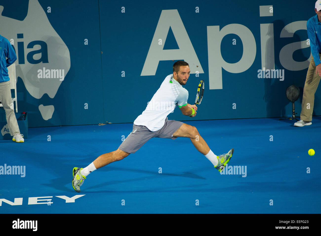 Sydney, Australie. 17 Jan, 2015. Viktor Troicki de Serbie s'étend sur un revers lors de la finale contre Mikhail Kukushkin du Kazakhstan. C'était la première finale ATP qui a accueilli deux qualificatifs. Viktor est allé sur la réclamation, victoire 6/2 6/3 à l'APIA Sydney International. Crédit : Tony Bowler/thats mon pic/Alamy Live News Banque D'Images