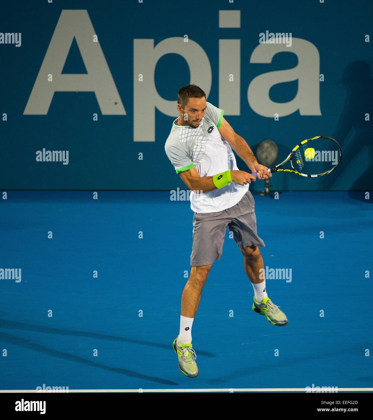 Sydney, Australie. 17 Jan, 2015. Viktor Troicki de Serbie s'étend sur un revers lors de la finale contre Mikhail Kukushkin du Kazakhstan. C'était la première finale ATP qui a accueilli deux qualificatifs. Viktor est allé sur la réclamation, victoire 6/2 6/3 à l'APIA Sydney International. Crédit : Tony Bowler/thats mon pic/Alamy Live News Banque D'Images