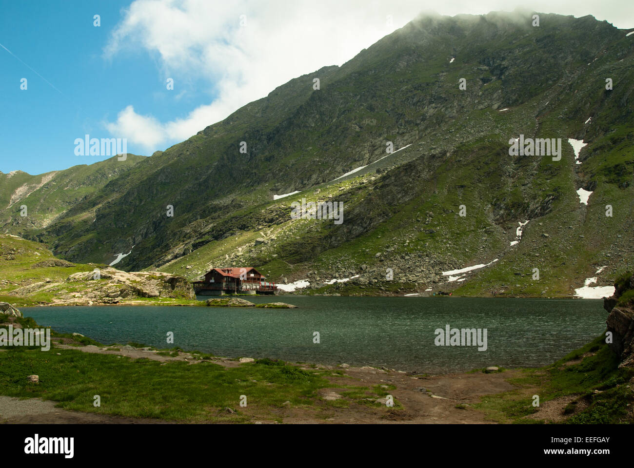 Balea Lac glaciaire sur Transfagarasan. Les montagnes des Carpates, en Roumanie. Balea Lac et montagnes de Fagaras en Roumanie chalet Banque D'Images