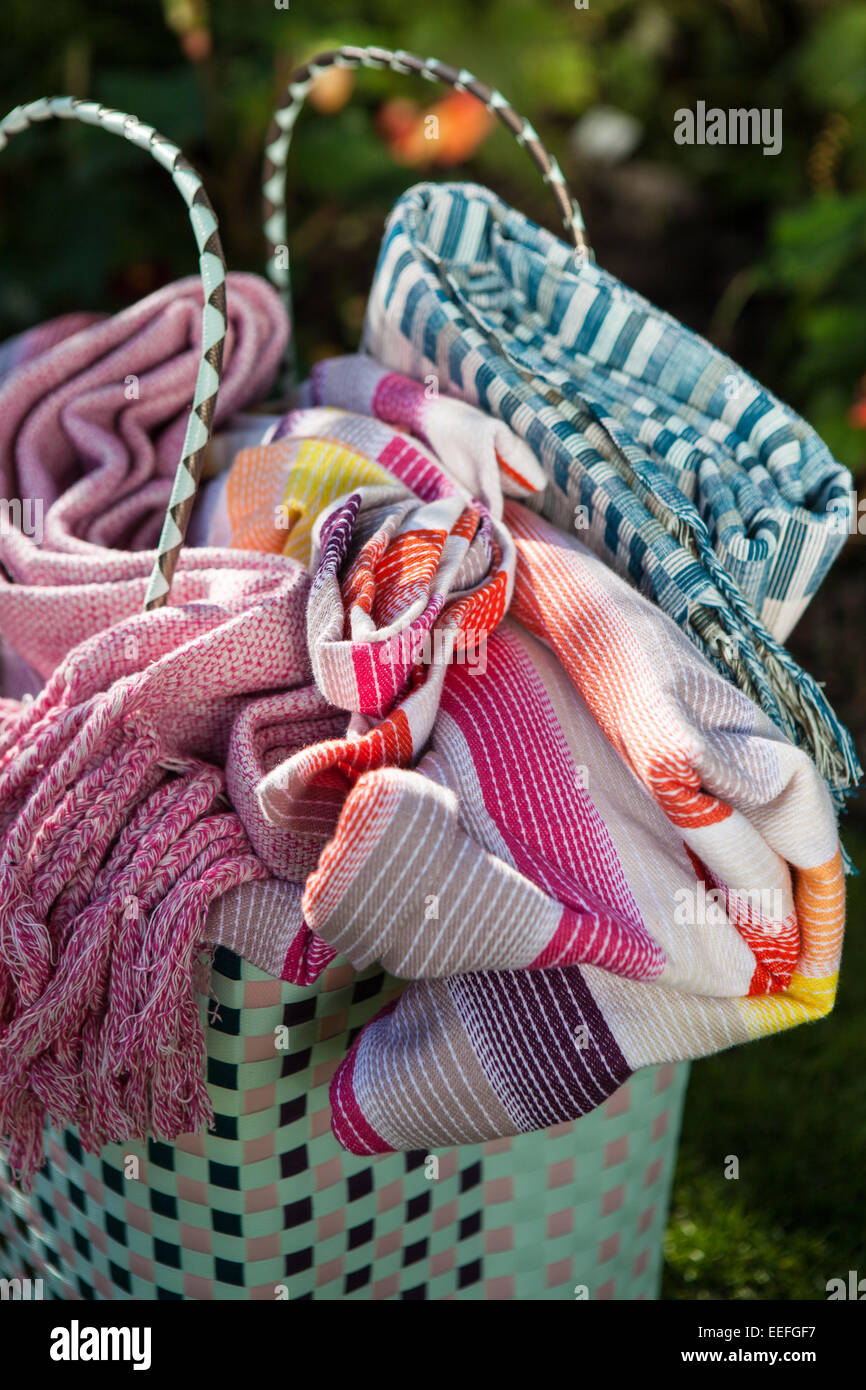 Enroulés dans des tapis panier estival, prêt pour un pique-nique Banque D'Images