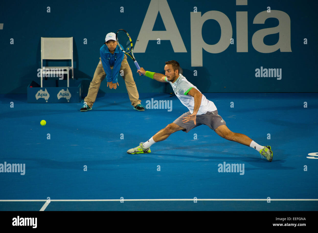Sydney, Australie. 17 Jan, 2015. Viktor Troicki de Serbie s'étend sur un coup droit lors de la finale contre Mikhail Kukushkin du Kazakhstan. C'était la première finale ATP qui a accueilli deux qualificatifs. Viktor est allé sur la réclamation, victoire 6/2 6/3 à l'APIA Sydney International. Crédit : Tony Bowler/thats mon pic/Alamy Live News Banque D'Images