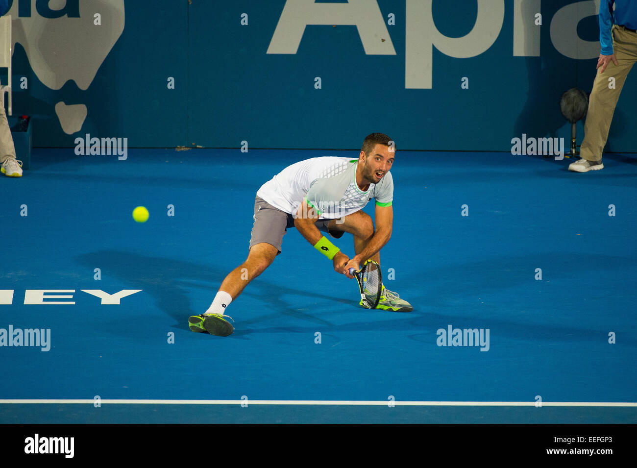 Sydney, Australie. 17 Jan, 2015. Viktor Troicki de Serbie récupère un revers lors de la finale contre Mikhail Kukushkin du Kazakhstan. C'était la première finale ATP qui a accueilli deux qualificatifs. Viktor est allé sur la réclamation, victoire 6/2 6/3 à l'APIA Sydney International. Crédit : Tony Bowler/thats mon pic/Alamy Live News Banque D'Images