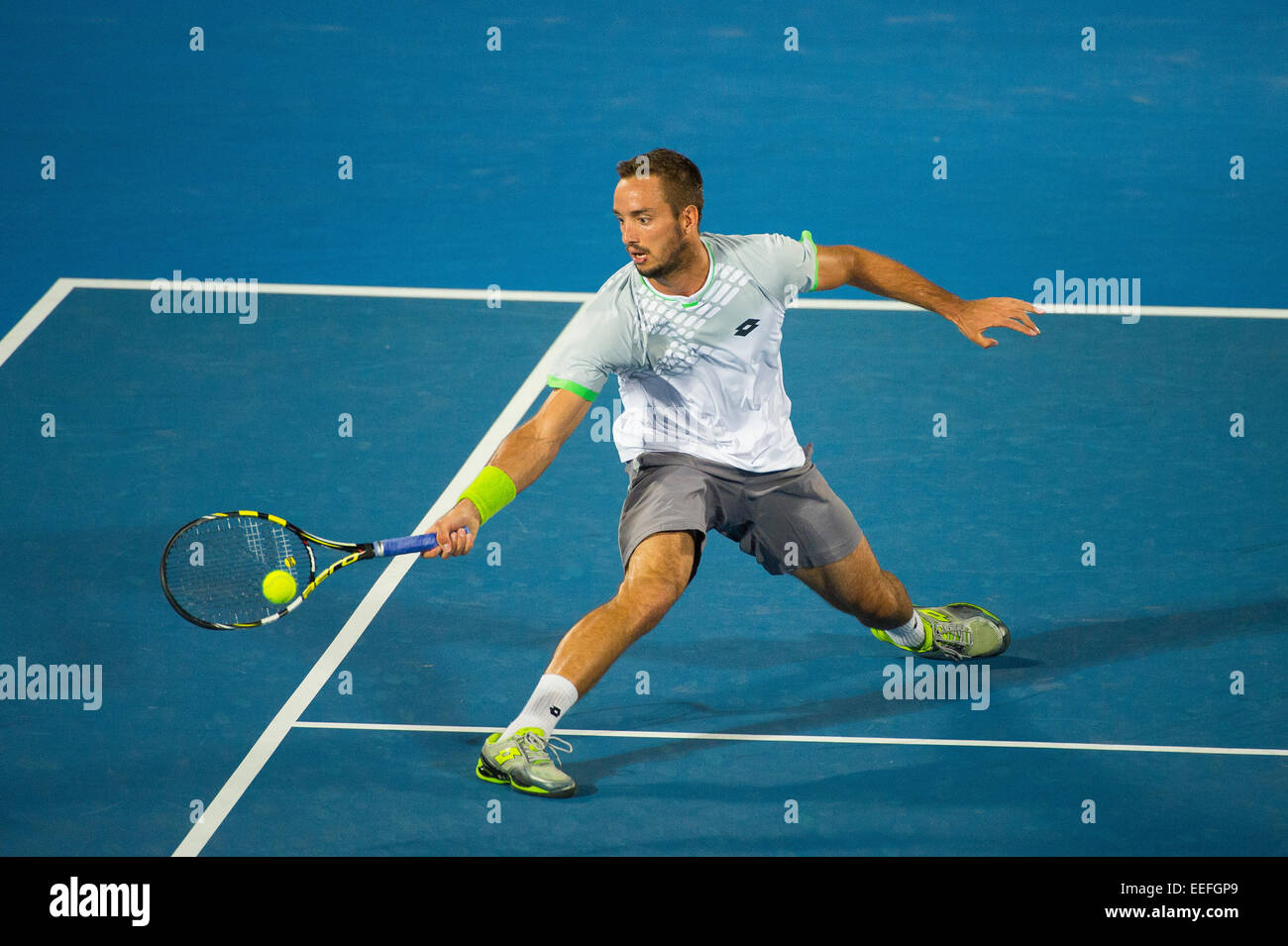 Sydney, Australie. 17 Jan, 2015. Viktor Troicki de Serbie joue un angle gagnante cross court, tourné pendant la finale contre Mikhail Kukushkin du Kazakhstan. C'était la première finale ATP qui a accueilli deux qualificatifs. Viktor est allé sur la réclamation, victoire 6/2 6/3 à l'APIA Sydney International. Crédit : Tony Bowler/thats mon pic/Alamy Live News Banque D'Images