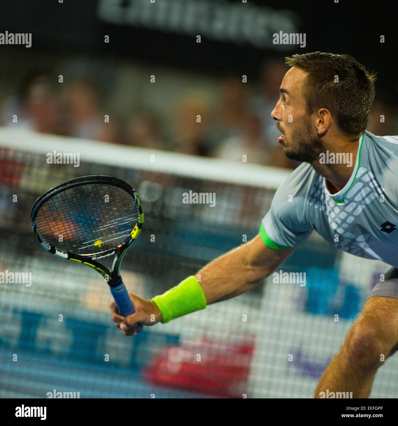 Sydney, Australie. 17 Jan, 2015. Viktor Troicki de Serbie joue un volley de revers au cours de la finale contre Mikhail Kukushkin du Kazakhstan. C'était la première finale ATP qui a accueilli deux qualificatifs. Viktor est allé sur la réclamation, victoire 6/2 6/3 à l'APIA Sydney International. Crédit : Tony Bowler/thats mon pic/Alamy Live News Banque D'Images