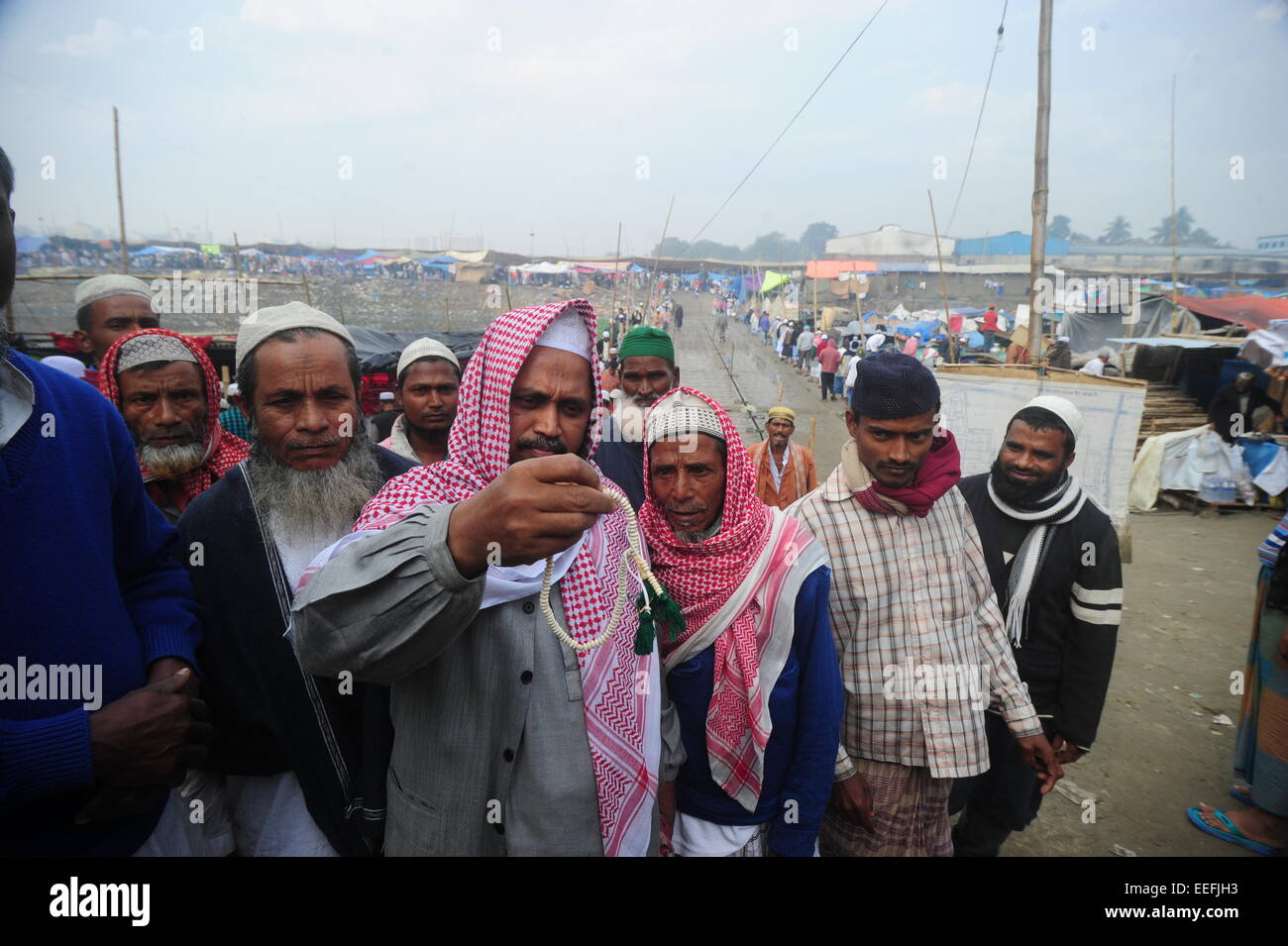 Dhaka, Bangladesh. 17 Jan, 2015. Des milliers de Musulmans assister à la congrégation pendant la deuxième journée de la deuxième d'une durée de trois jours à Tongi Congrégation musulmane de phase, Dhaka le 16 janvier 2015. Au moins deux millions de dévots de la maison et à l'étranger se sont réunis à la prière sol pour participer à la deuxième plus grande congrégation musulmane dans le monde. Mamunur Rashid/crédit : Alamy Live News Banque D'Images