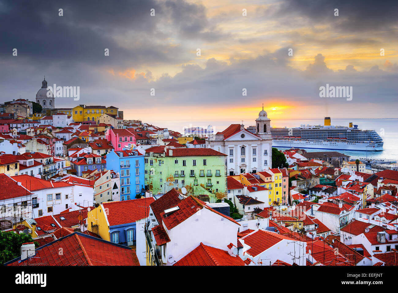 Lisbonne, Portugal le lever du soleil à l'horizon d'Alfama. Banque D'Images