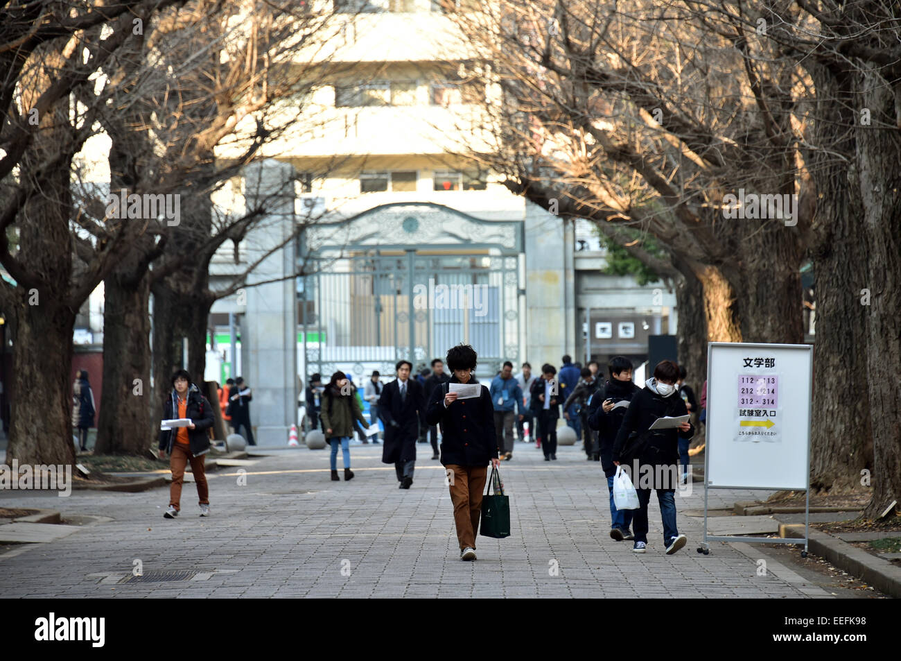 Tokyo, Japon. 17 Jan, 2015. Texte de notes de colle pour leur espace d'une salle de classe de prendre le Centre National pour l'examen d'entrée à l'Université sur le campus Hongo de l'Université de Tokyo à Tokyo le samedi 17 janvier 2015. Dans tout le pays, 559, 132, 1 540 étudiants de moins que l'année précédente, pour les essais à 690 sites pour deux jours. © Natsuki Sakai/AFLO/Alamy Live News Banque D'Images