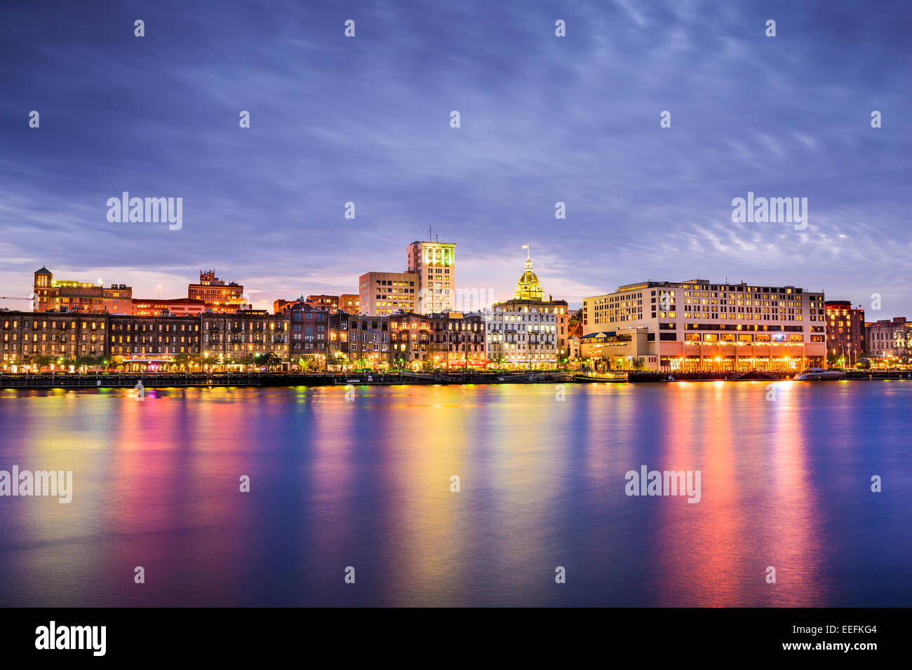 Savannah, Georgia, USA Centre-ville au bord de la rivière au crépuscule. Banque D'Images