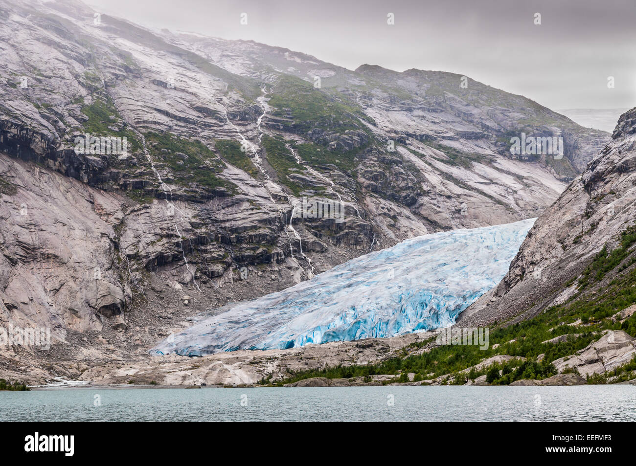 Glacier Jostedalsbreen en Norvège - fondre à cause du réchauffement climatique. Gauche sur un glacier visible groupe de touristes. Banque D'Images