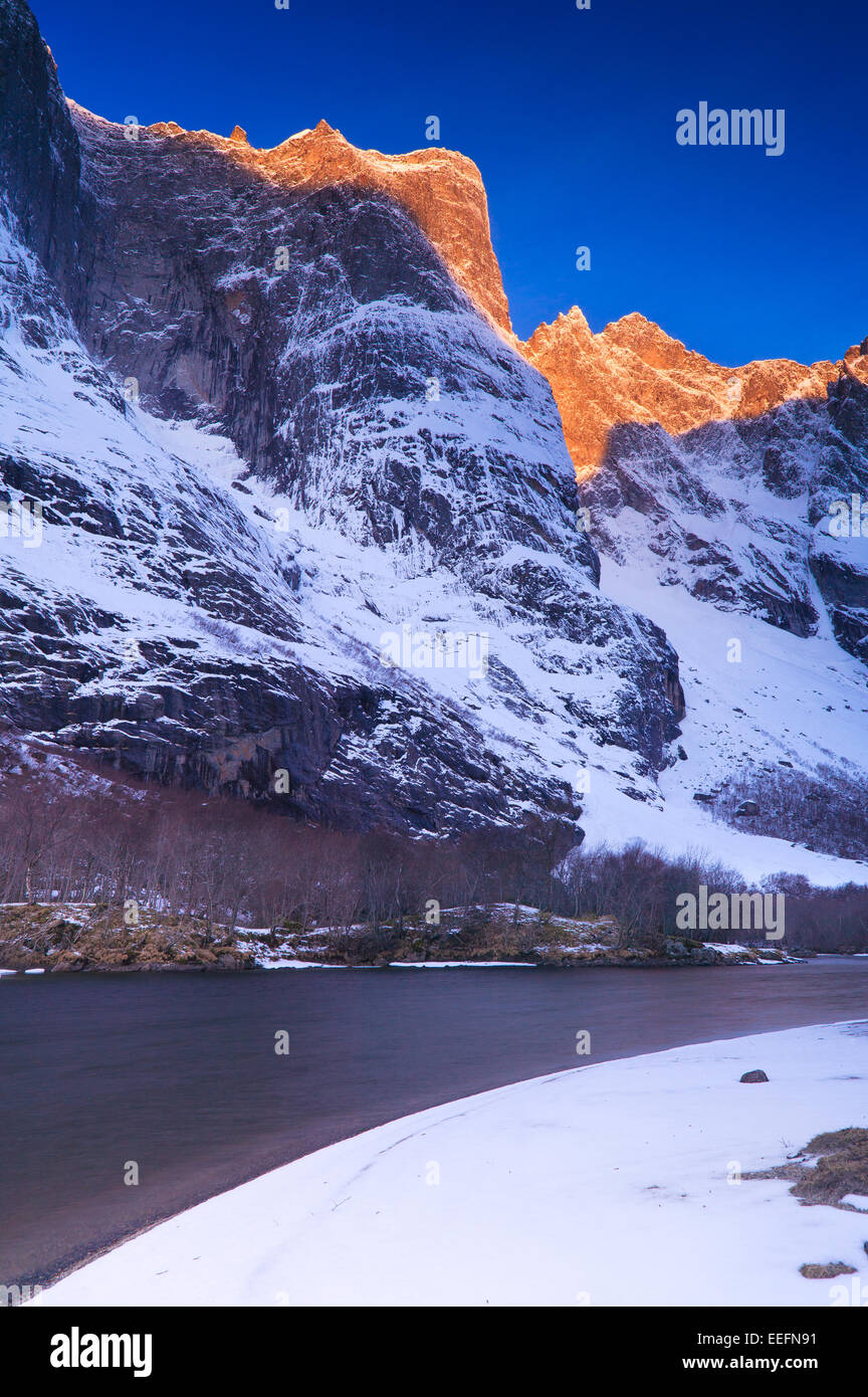 La première lumière sur les sommets au-dessus de la vallée, dans la vallée de Romsdalen, Møre og Romsdal fylke, la Norvège. Banque D'Images