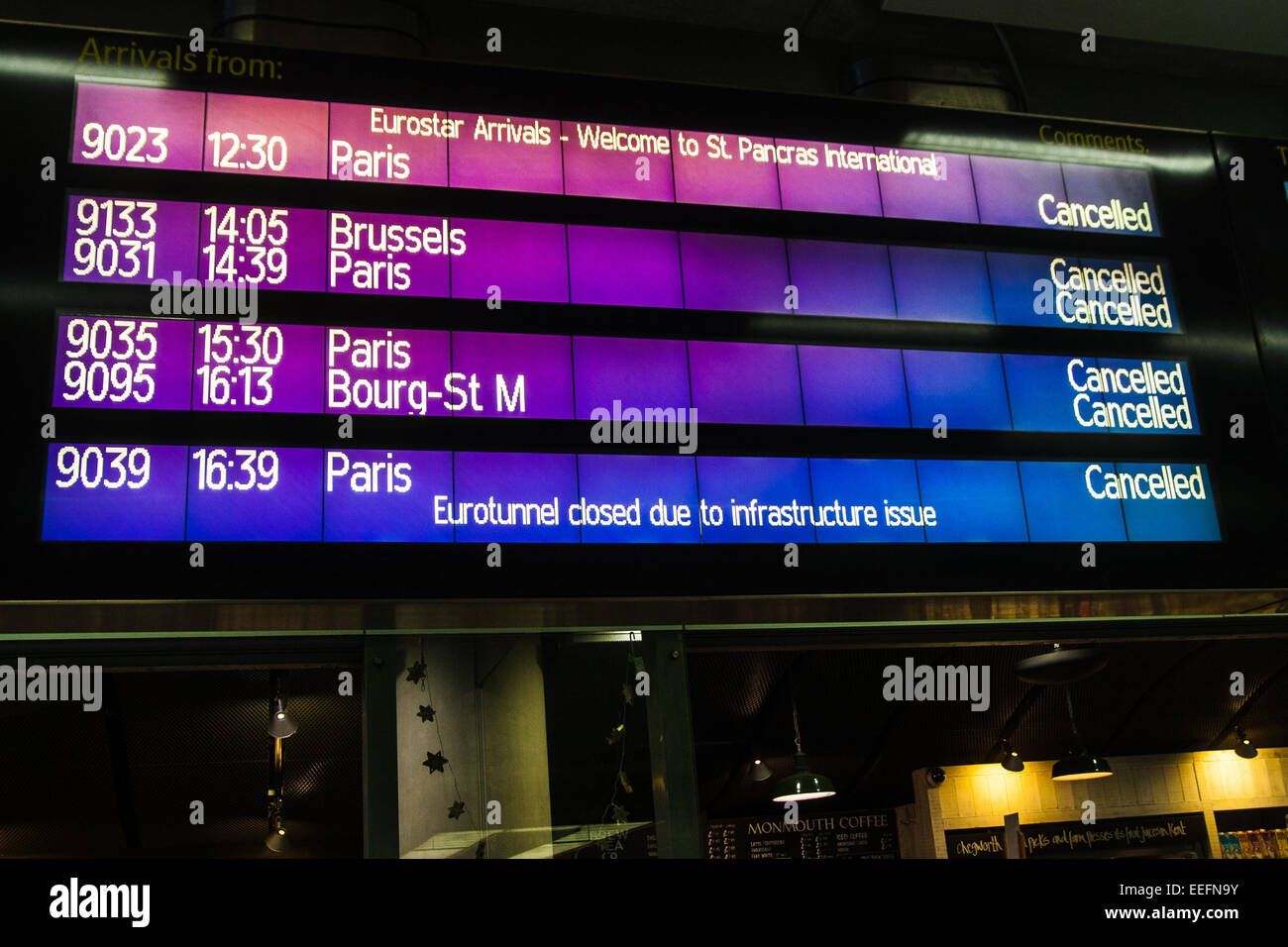 Londres, Royaume-Uni. 17 Jan, 2015. Une file d'attente des centaines de mètres de long formulaires comme des milliers de voyageurs ont l'intention de voyager à l'Europe le Il train Eurostar sont bloqués comme des rapports mitigés de la fumée, du dioxyde de carbone et d'un camion incendie dans le tunnel nord entraîner sa fermeture, forçant l'annulation de tous les services. Crédit : Paul Davey/Alamy Live News Banque D'Images