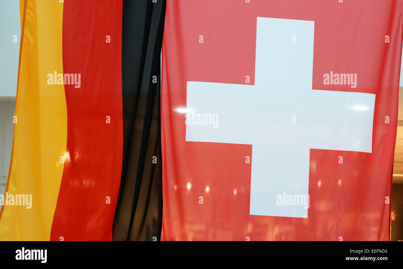 L'allemand (L) et Suisse (R) les drapeaux suspendus dans le Rhein Center à Weil am Rhein, Allemagne, 17 janvier 2015. Il est même moins cher pour les Suisses à shop en Allemagne après le bouchon sur le franc suisse a été levée. Photo : PATRICK SEEGER/dpa Banque D'Images