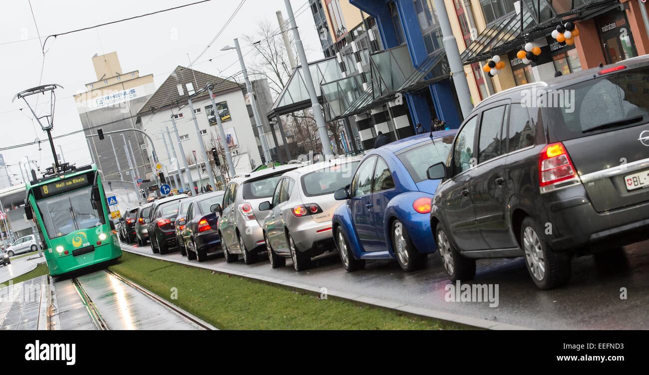 Les voitures sont coincés dans le trafic à la frontière Suisse près du Rhein Center à Weil am Rhein, Allemagne, 17 janvier 2015. Il est même moins cher pour les Suisses à shop en Allemagne après le bouchon sur le franc suisse a été levée. Photo : PATRICK SEEGER/dpa Banque D'Images