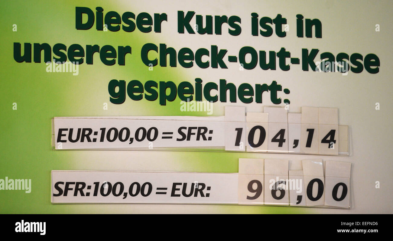 Le taux de change franc Euro-Swiss peuvent être vus au Rhein Center à Weil am Rhein, Allemagne, 17 janvier 2015. Il est même moins cher pour les Suisses à shop en Allemagne après le bouchon sur le franc suisse a été levée. Photo : PATRICK SEEGER/dpa Banque D'Images