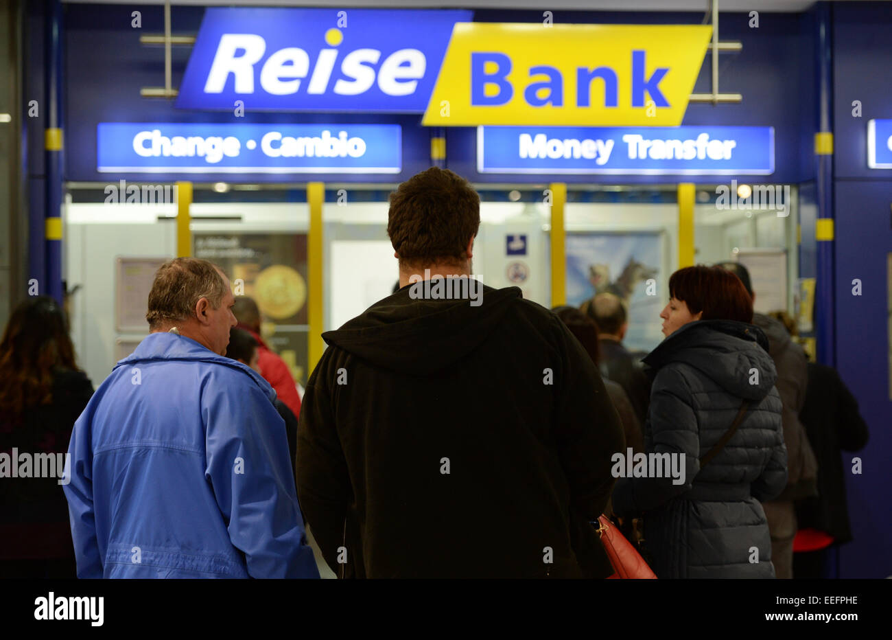 Les gens sont proches les uns des autres en face d'un bureau de change à l'Rhein Center à Weil am Rhein, Allemagne, 17 janvier 2015. Il est même moins cher pour les Suisses à shop en Allemagne après le bouchon sur le franc suisse a été levée. Photo : PATRICK SEEGER/dpa Banque D'Images