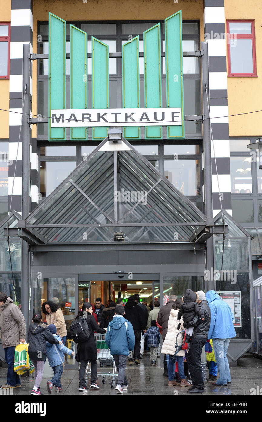 Les gens pousser à travers la Rhein Center à Weil am Rhein, Allemagne, 17 janvier 2015. Il est même moins cher pour les Suisses à shop en Allemagne après le bouchon sur le franc suisse a été levée. Photo : PATRICK SEEGER/dpa Banque D'Images
